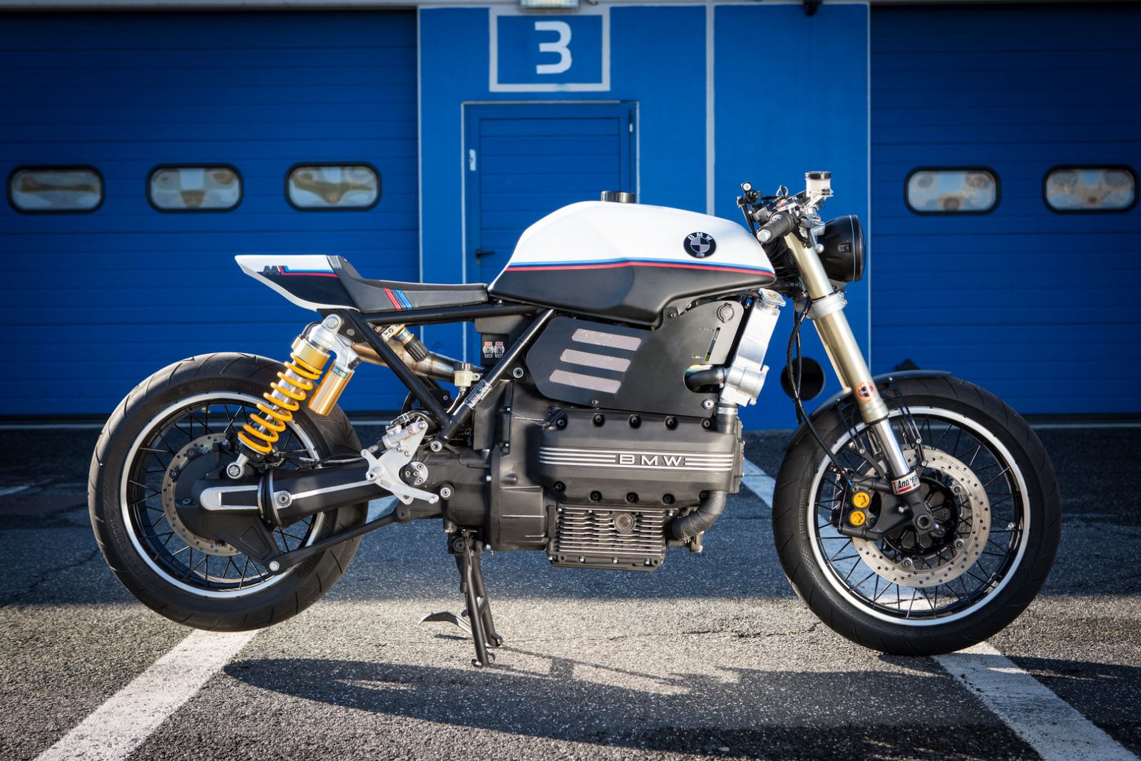 BMW Cafe Racer k100 на нем